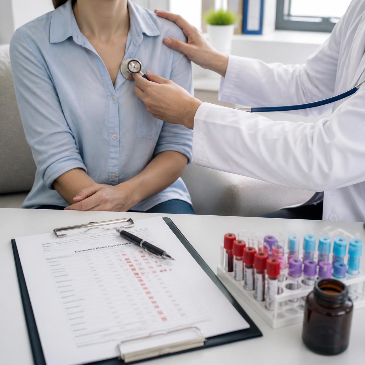 Lekarz hematolog bada pacjentkę z podejrzeniem chorób krwi
